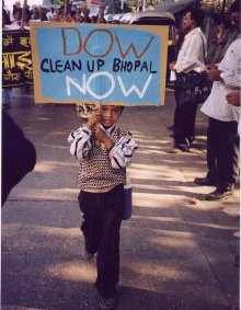 Bambino con cartello su Bhopal