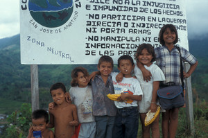 Bambini colombiani davanti ad un cartellone