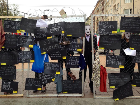 Manifestazione a Sofia, in un memoriale dedicato ai migranti e ai rifugiati.