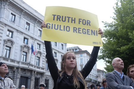 Ragazza con cartello "Truth for Giulio Regeni"