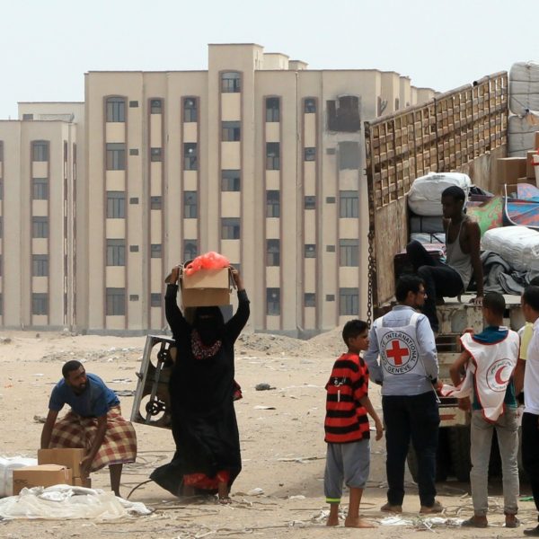 distribuire gli aiuti della Mezzaluna Rossa alle famiglie sfollate nel quartiere al-Saleh a nord della città meridionale yemenita di Aden il 22 giugno 2015.