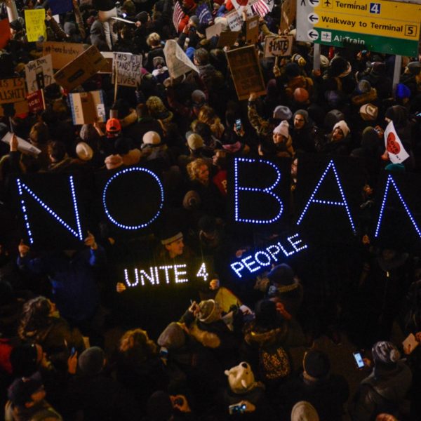 I manifestanti si radunano durante una manifestazione contro il divieto di immigrazione musulmana presso l'aeroporto internazionale John F. Kennedy il 28 Gen 2017 a New York City.