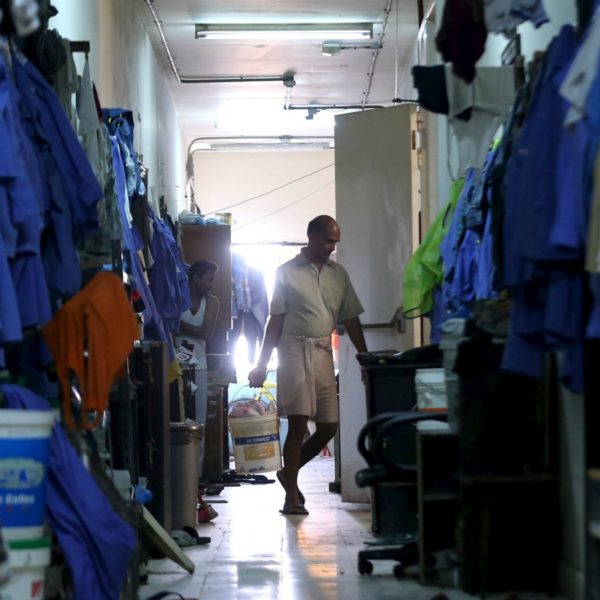 Il dormitorio dei lavoratori migranti nell'area industriale di Doha
