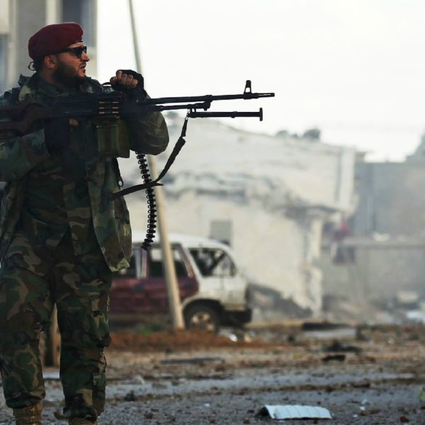 Un membro dell'Esercito nazionale libico (Enl) nella provincia di Qanfudah a sud di Bengazi