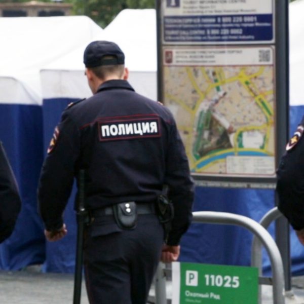 Polizia russa presidia una piazza pubblica a Mosca