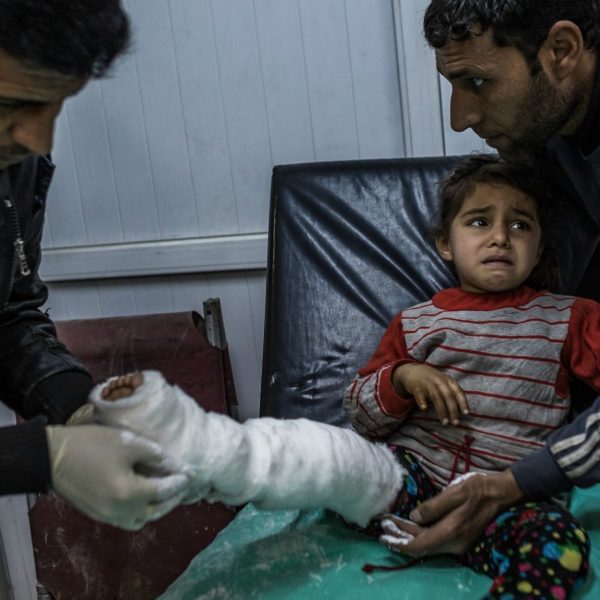 Manor Fouad Jasem riceve assistenza medica per una ferita da arma da fuoco per la lotta in corso tra lo Stato Islamico e le forze federali irachene a al-Zahra’ alla Clinica medica nella parte est di Mosul. 13 marzo 2017.