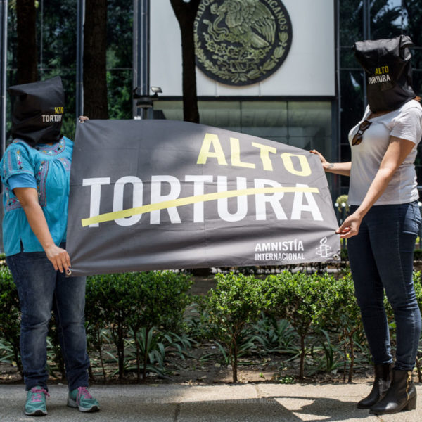Azione di Amnesty Messico contro la tortura fuori l'Ufficio del procuratore generale a Città del Messico nel giorno internazionale per le vittime della tortura il 26 giugno 2015.