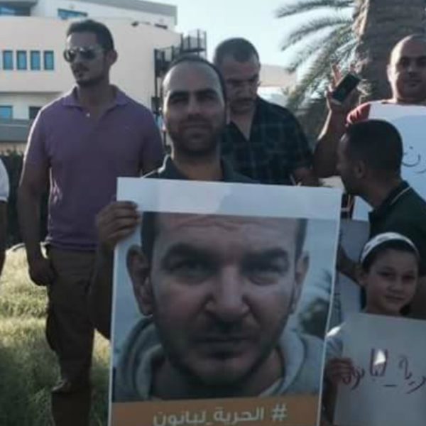 I familiari e gli amici di alcuni rapiti protestano a Tripoli, in Libia.