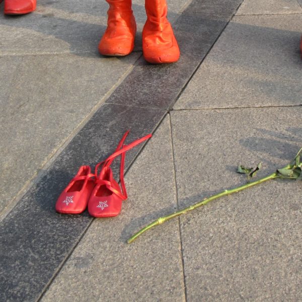 Manifestazione contro la violenza sulle donne, scarpe rosse