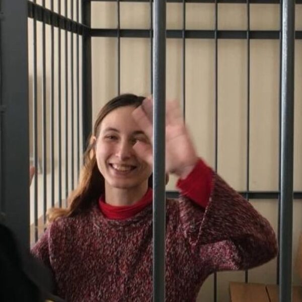 Aleksandra-Skochilenko in carcere che saluta sorridendo
