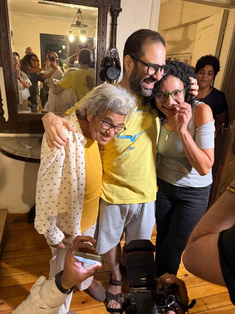 Alaa Abd El Fattah libero abbraccia sua madre (a sinistra) e sua sorella (a destra).