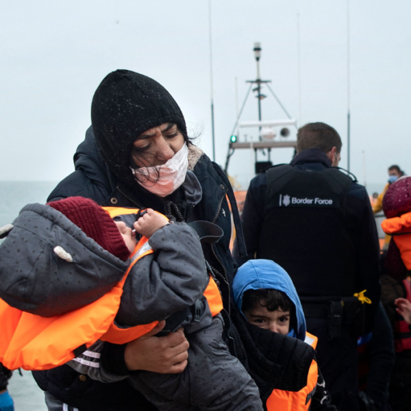 migranti tratti in salvo dopo aver tentato di attraversare il Canale della Manica