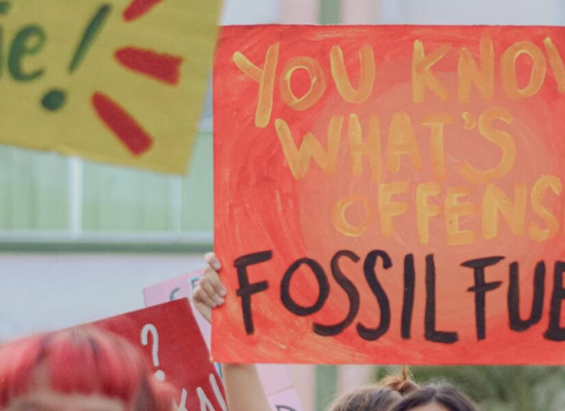 Cartelli con scritte contro il combustibile fossile.