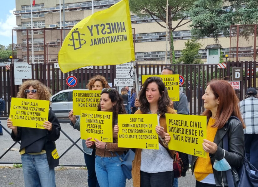 presidio in occasione dell'udienza contro tre attivisti di Ultima Generazione