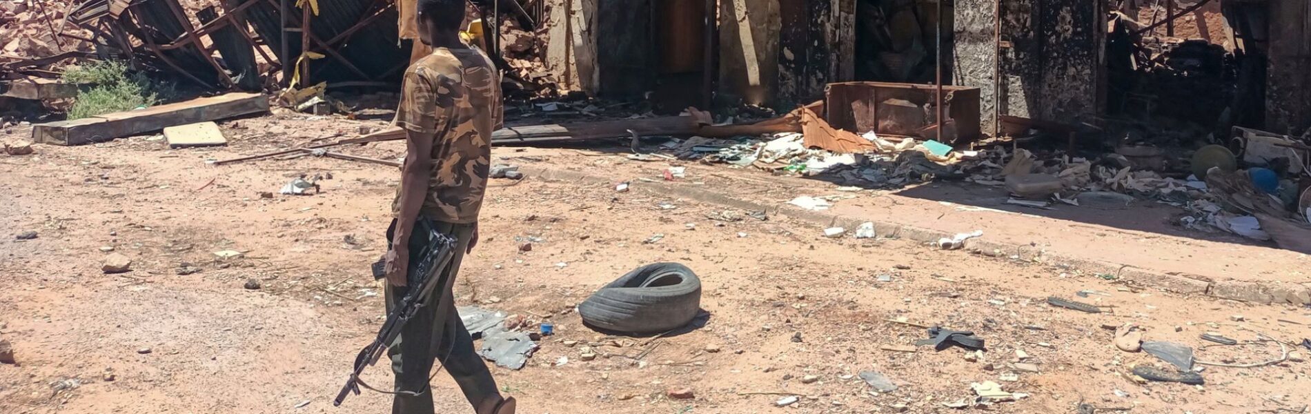 Un combattente fedele all'esercito pattuglia un'area di mercato a Khartoum il 24 marzo 2025.