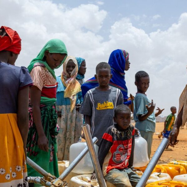L'8 aprile 2025, alcuni rifugiati sudanesi riempiono delle taniche d'acqua nel campo profughi di Touloum, nella provincia di Wadi Fira, in Ciad.