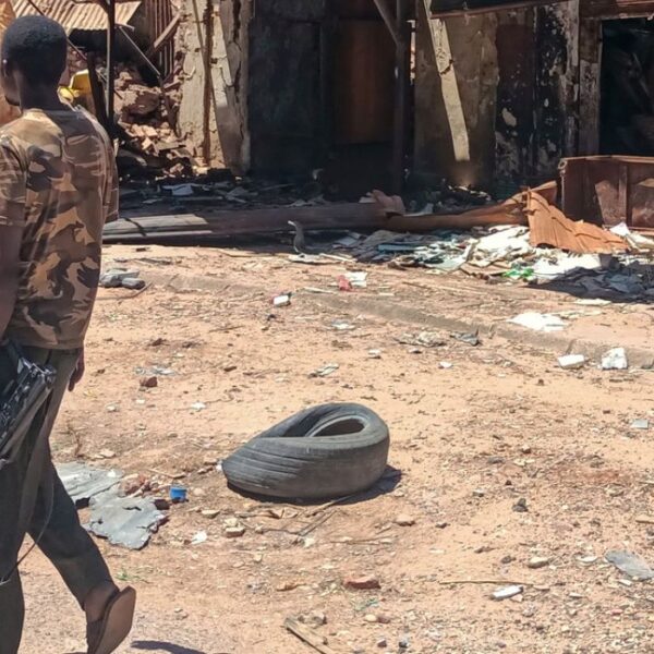 Un combattente fedele all'esercito pattuglia un'area di mercato a Khartoum il 24 marzo 2025.