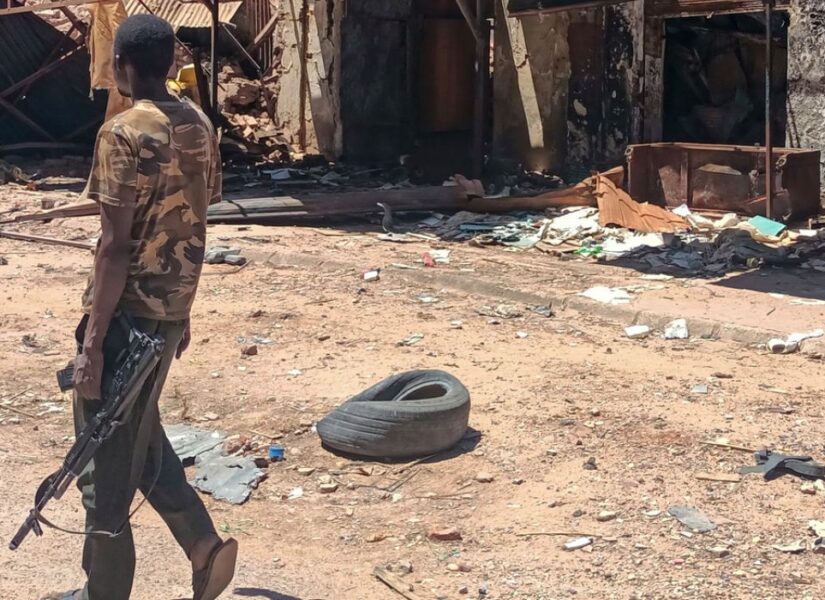 Un combattente fedele all'esercito pattuglia un'area di mercato a Khartoum il 24 marzo 2025.