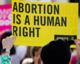 Cartello con scritto "L'aborto è un diritto umano"
