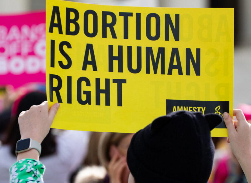 Cartello con scritto "L'aborto è un diritto umano"