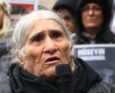 Nella foto Emine Ocak durante una manifestazione delle "madri de sabato", lei è la madre di Hasan Ocak, scomparso del 1995 all'età di 23 anni.