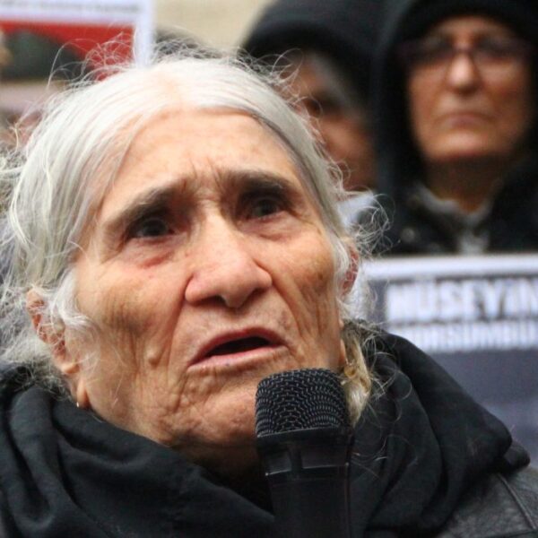 Nella foto Emine Ocak durante una manifestazione delle "madri de sabato", lei è la madre di Hasan Ocak, scomparso del 1995 all'età di 23 anni.