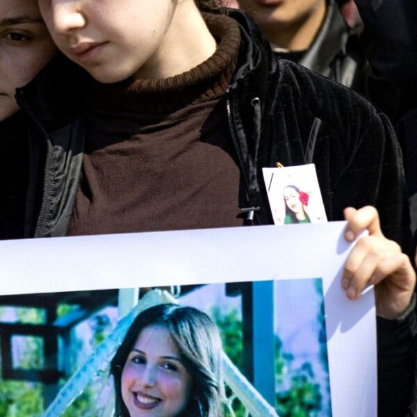 Protesta contro una recente ondata di violenza le donne e le ragazze alauite della Siria.