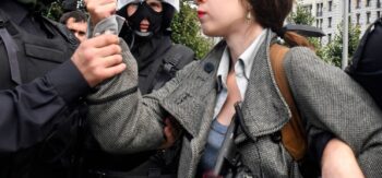 Russia, gli agenti della polizia antisommossa arrestano un giornalista durante una manifestazione