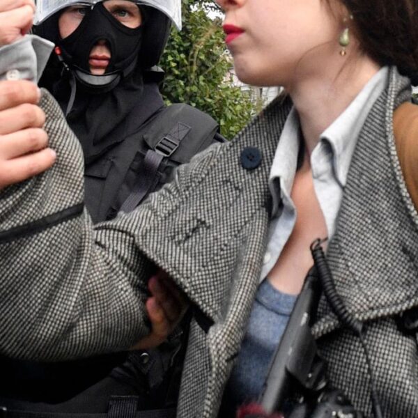 Russia, gli agenti della polizia antisommossa arrestano un giornalista durante una manifestazione