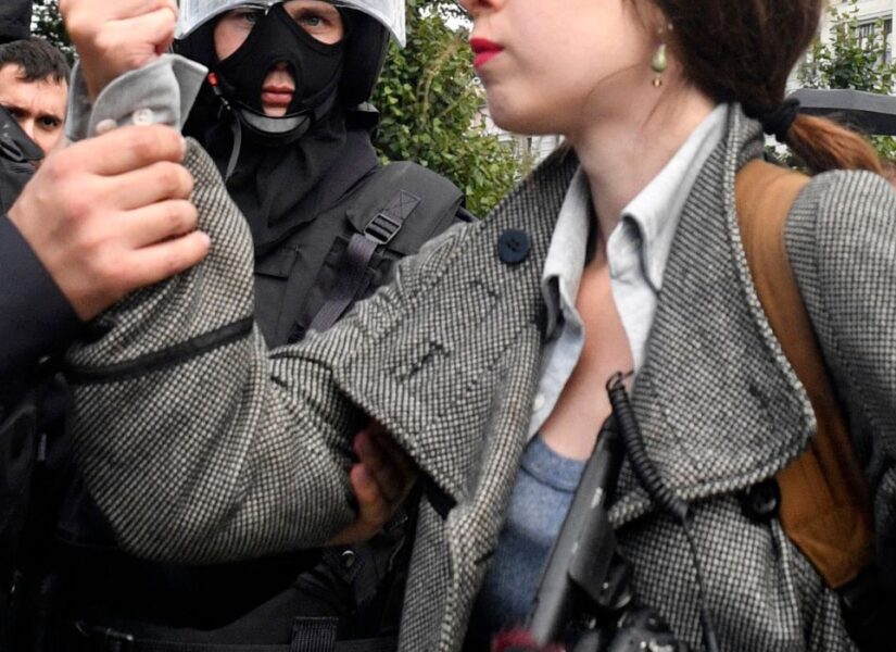 Russia, gli agenti della polizia antisommossa arrestano un giornalista durante una manifestazione