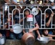 Persone palestinesi che aspettano un pasto in una mensa di beneficenza nella zona di Mawasi a Khan Yunis, nella Striscia di Gaza meridionale. Il direttore del più grande ospedale di Gaza ha dichiarato che 21 bambini sono morti a causa di malnutrizione e fame nel territorio palestinese negli ultimi tre giorni, durante un devastante attacco delle forze israeliane.