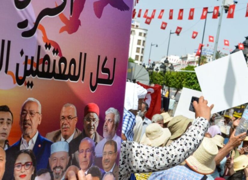 Una protesta contro il presidente della Tunisia Kais Saied nel giorno della repubblica 2025