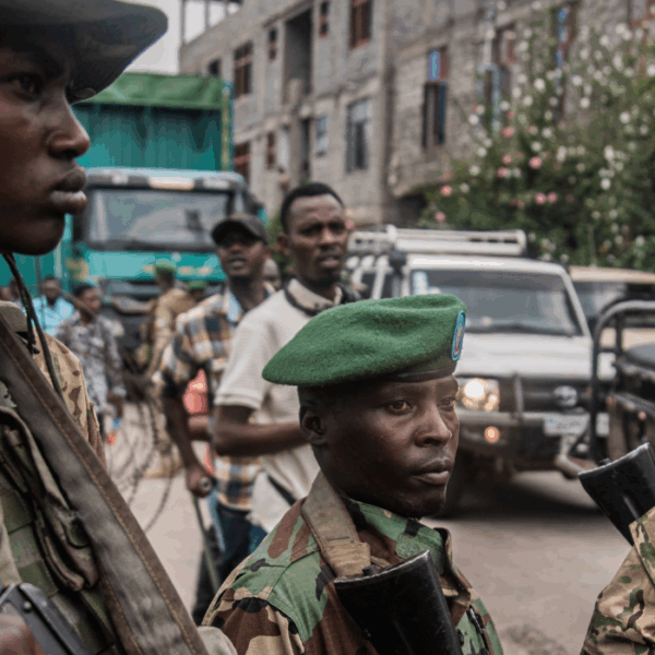 Foto scattata nella RD Congo: appaiono i membri del movimento M23 mentre fanno la guardia al convoglio dei soldati delle Forze Democratiche per la Liberazione del Ruanda in arrivo al principale valico di frontiera tra la RD Congo e il Ruanda a Goma il 1 marzo 2025.