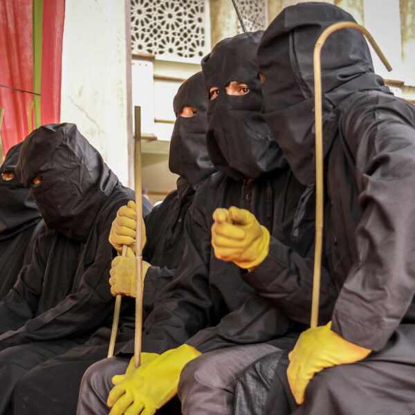 Aceh, Indonesia: gli addetti alla fustigazione. La fustigazione è una forma di punizione imposta ad Aceh per aver violato la legge islamica della Sharia. Aceh è l'unica provincia indonesiana che applica la Sharia come legge positiva.