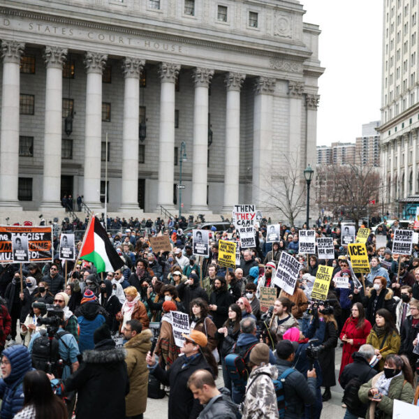 Usa: Protesta in favore di Mahmoud Khalil fuori il Palazzo di Giustizia Thurgood Marshall.