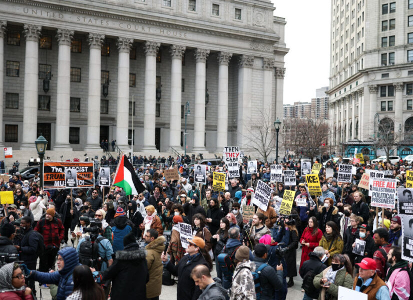 Usa: Protesta in favore di Mahmoud Khalil fuori il Palazzo di Giustizia Thurgood Marshall.