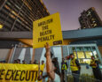 Attivisti di Amnesty International con cartellone in mano "Abolire la pena di morte".