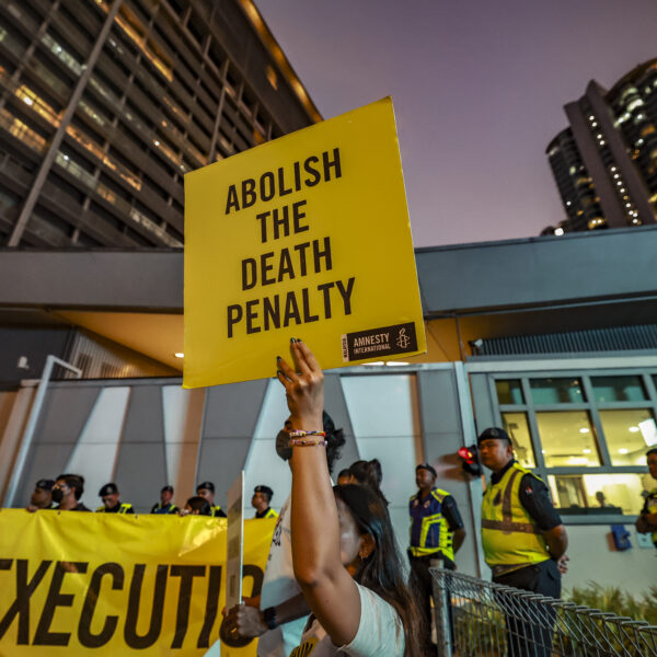 Attivisti di Amnesty International con cartellone in mano "Abolire la pena di morte".