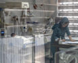 La foto scattata a dicembre 2024 mostra un’ostetrica mentre lavora in un ospedale privato a Kabul. Dalla presa del potere dei talebani, c’è il divieto per le donne di studiare ostetricia e infermieristica presso gli istituti di formazione.