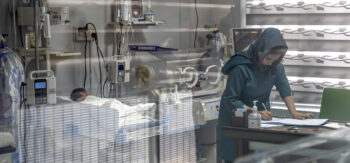 La foto scattata a dicembre 2024 mostra un’ostetrica mentre lavora in un ospedale privato a Kabul. Dalla presa del potere dei talebani, c’è il divieto per le donne di studiare ostetricia e infermieristica presso gli istituti di formazione.