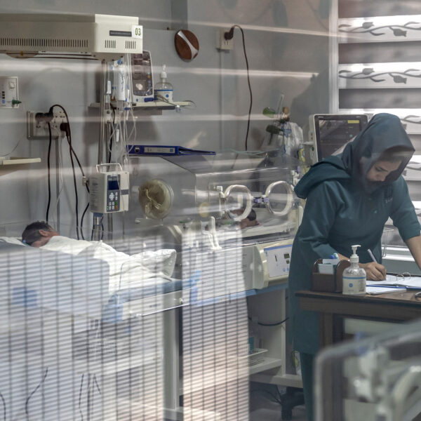 La foto scattata a dicembre 2024 mostra un’ostetrica mentre lavora in un ospedale privato a Kabul. Dalla presa del potere dei talebani, c’è il divieto per le donne di studiare ostetricia e infermieristica presso gli istituti di formazione.