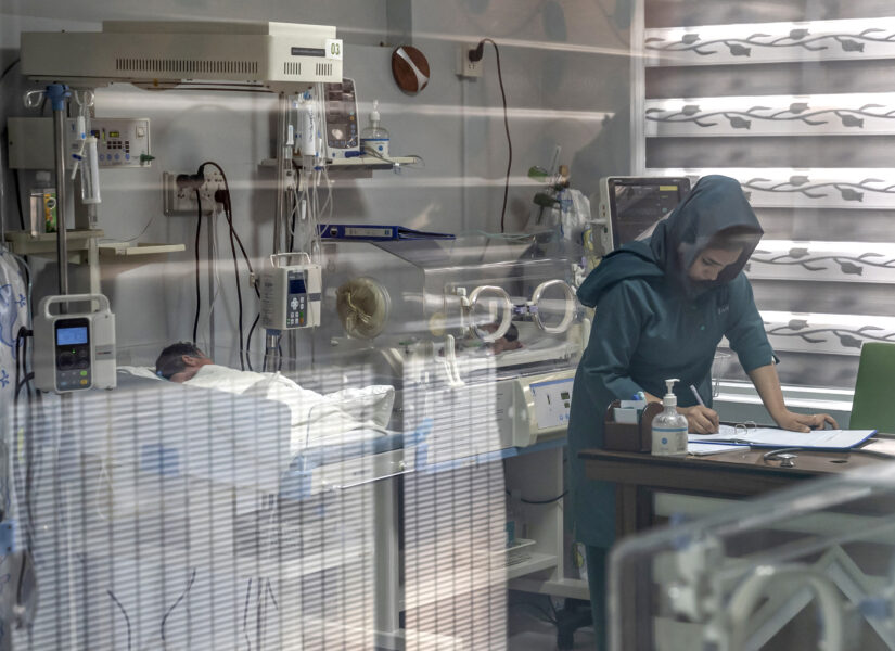 La foto scattata a dicembre 2024 mostra un’ostetrica mentre lavora in un ospedale privato a Kabul. Dalla presa del potere dei talebani, c’è il divieto per le donne di studiare ostetricia e infermieristica presso gli istituti di formazione.