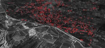 Un’infografica della asserita “infrastruttura terroristica” situata a Kfar Kila, pubblicata dall’esercito israeliano (in alto) e immagini satellitari che mostrano in rosso i dati sugli edifici gravemente danneggiati o distrutti (in basso). Fonte: IDF tramite YouTube e Google Earth.