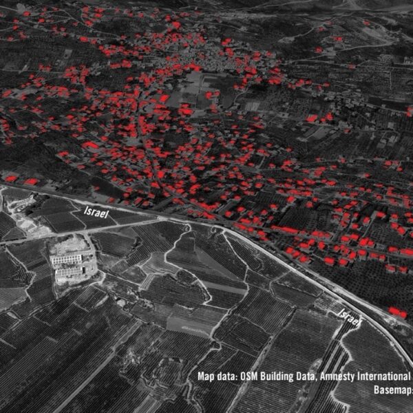 Un’infografica della asserita “infrastruttura terroristica” situata a Kfar Kila, pubblicata dall’esercito israeliano (in alto) e immagini satellitari che mostrano in rosso i dati sugli edifici gravemente danneggiati o distrutti (in basso). Fonte: IDF tramite YouTube e Google Earth.