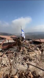 Fotogrammi di video pubblicati sui social media mostrano soldati israeliani mentre issano la bandiera israeliana e distruggono vegetazione, infrastrutture e una statua presso il Giardino iraniano, a Maroun el Ras.