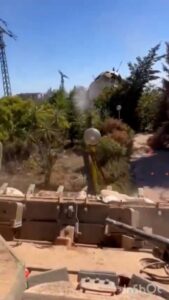 Fotogrammi di video pubblicati sui social media mostrano soldati israeliani mentre issano la bandiera israeliana e distruggono vegetazione, infrastrutture e una statua presso il Giardino iraniano, a Maroun el Ras.