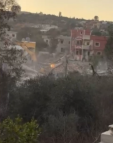 Fotogrammi di video pubblicati sui social media mostrano escavatori che distruggono edifici e la bandiera israeliana issata su una cisterna ad Aita Ash-Shaab.