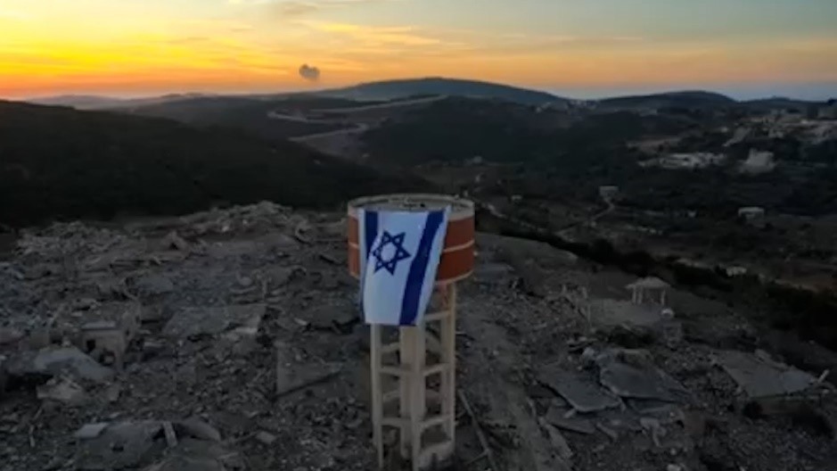 Fotogrammi di video pubblicati sui social media mostrano escavatori che distruggono edifici e la bandiera israeliana issata su una cisterna ad Aita Ash-Shaab.