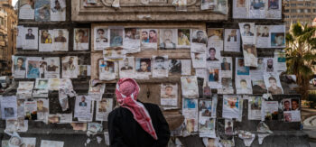 DAMASCO, SIRIA - 17 GENNAIO: Un uomo guarda le foto delle persone scomparse in piazza Al Marjeh, nota come piazza dei Martiri, a Damasco, Siria, venerdì 17 gennaio 2025. (Foto di Salwan Georges/The Washington Post tramite Getty Images)