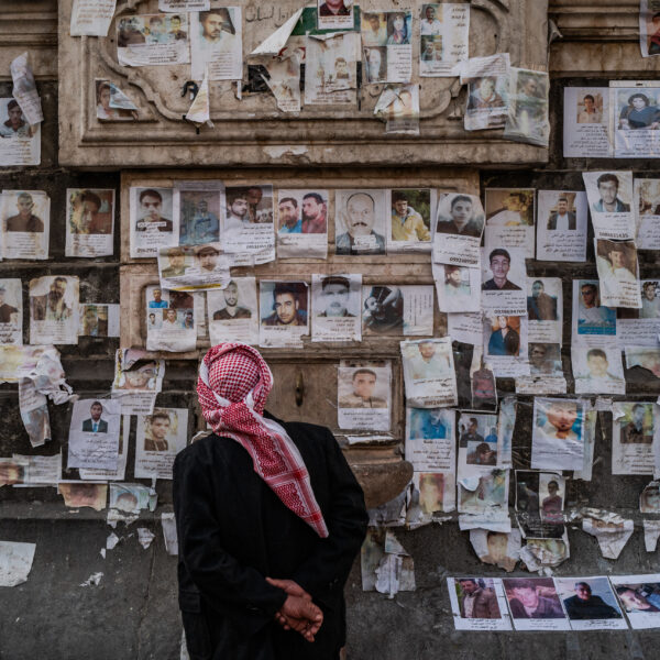 DAMASCO, SIRIA - 17 GENNAIO: Un uomo guarda le foto delle persone scomparse in piazza Al Marjeh, nota come piazza dei Martiri, a Damasco, Siria, venerdì 17 gennaio 2025. (Foto di Salwan Georges/The Washington Post tramite Getty Images)